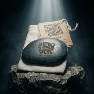 Grabado láser de alta precisión sobre piedra de río de Salta - Pieza AMARU de Daniel Isa.