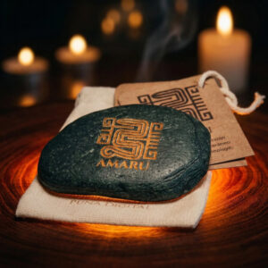 Grabado láser de alta precisión sobre piedra de río de Salta - Pieza AMARU de Daniel Isa.