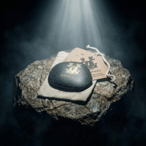 Grabado láser de alta precisión sobre piedra de río de Salta - Pieza HAMPATU de Daniel Isa.