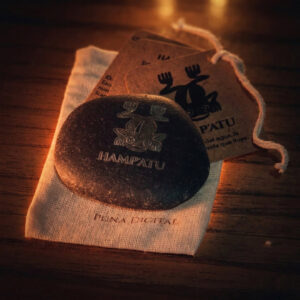 Grabado láser de alta precisión sobre piedra de río de Salta - Pieza HAMPATU de Daniel Isa.