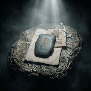 Grabado láser de alta precisión sobre piedra de río de Salta - Pieza KUNTUR de Daniel Isa.