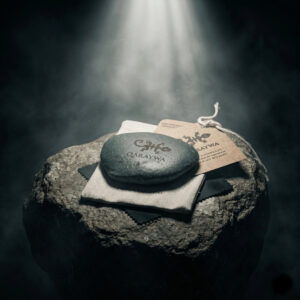 Grabado láser de alta precisión sobre piedra de río de Salta - Pieza QARAYWA de Daniel Isa.