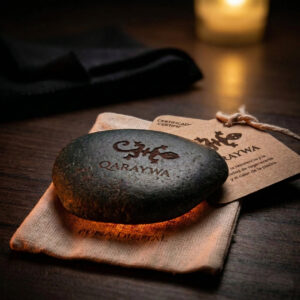 Grabado láser de alta precisión sobre piedra de río de Salta - Pieza QARAYWA de Daniel Isa.