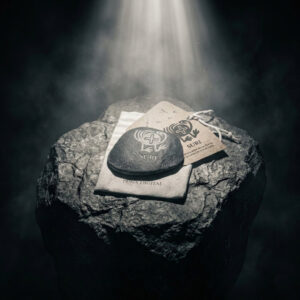 Grabado láser de alta precisión sobre piedra de río de Salta - Pieza SURI de Daniel Isa.